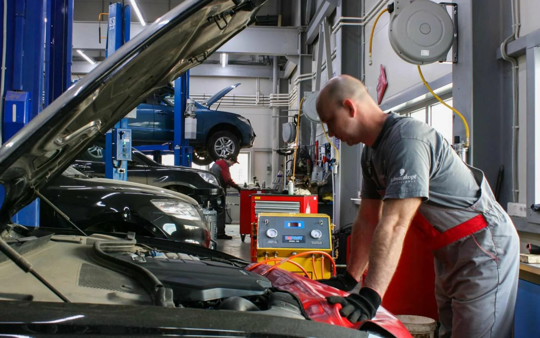 Покупка автосервисов. Автомастерская. Авто в автосервисе. Современный автосервис. Красивый автосервис.