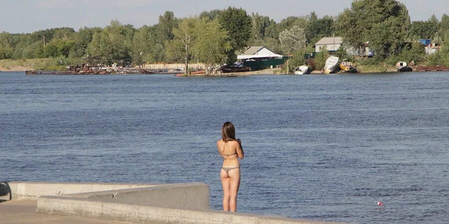 Нудистский отдых под открытым небом на речке