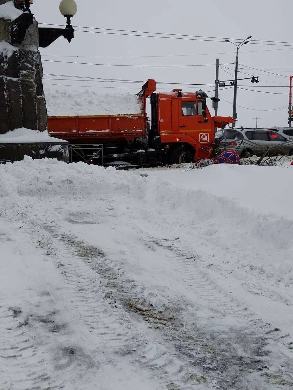 КАМАЗ со снегом. Снегопад. КАМАЗ занесло снегом. Снег на дороге.