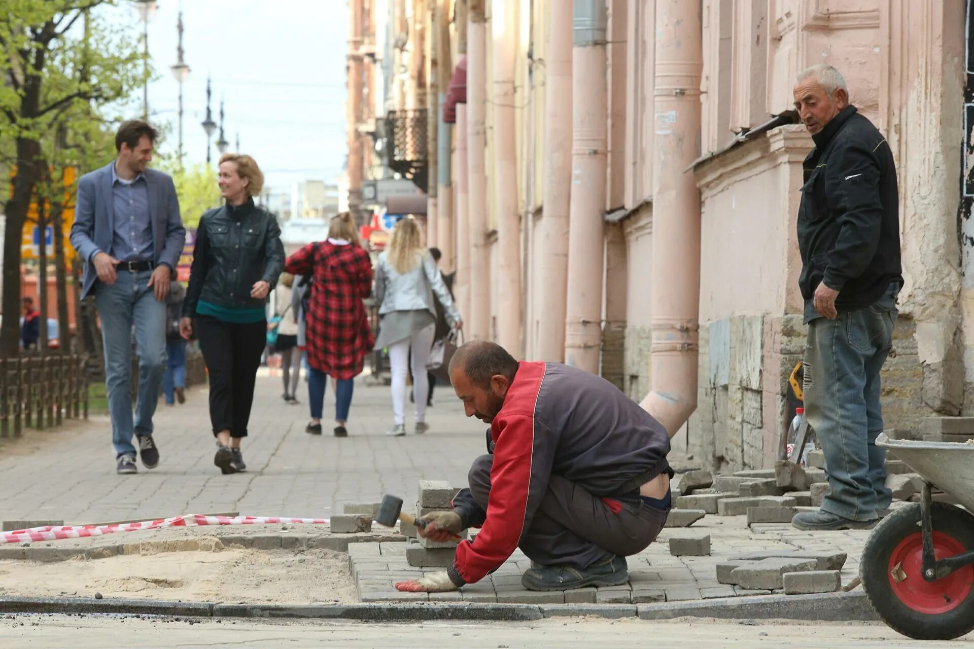 Население петербурга на 2024 год. Трудовые мигранты. Мигранты в Москве. Трудовые мигранты в России. Мигранты в Санкт-Петербурге.