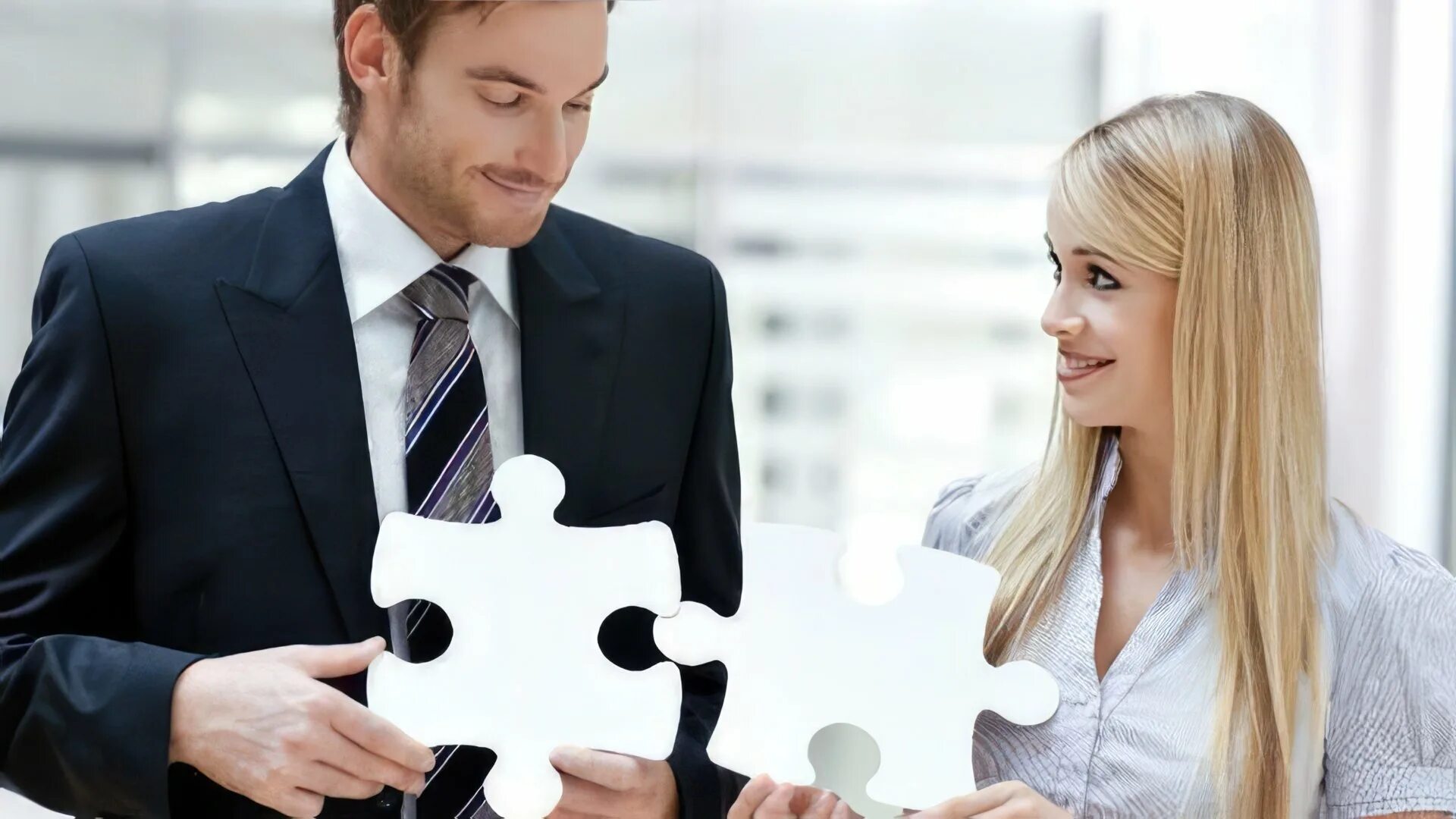 Общение людей. Сожительство мужчин и женщин. Счастливые мужчина и женщина. Женщина мужчина партнерские отношения. Счастливые супруги.