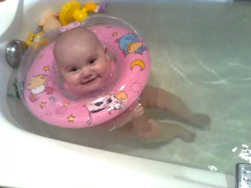 Купать с кругом на шее. Круг для малышей для купания в ванной. Купание ребенка с кругом на шее. Купание с кругом на шее новорожденного. Ванна для купания новорожденных в круге.