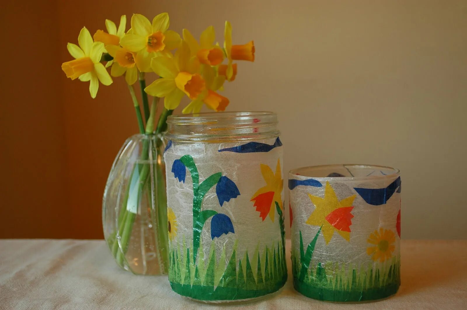 подарок бабушке на день рождения своими руками. украсить крышку банки бумагой. идеи для валентинок своими руками. цветные баночки. декор крышек банок бумагой.