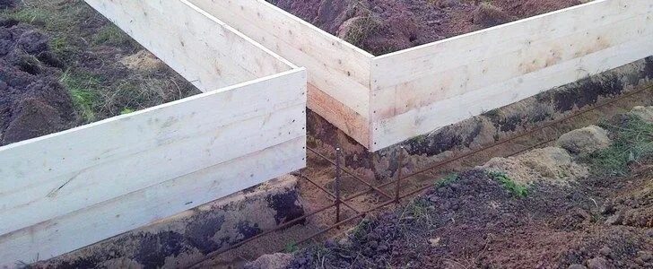 Фундамент для бани ленточный своими. Опалубка из доски 25 мм для ленточного фундамента. опалубка для ленточного фундамента. ленточный фундамент для бани. опалубка для фундамента под баню.