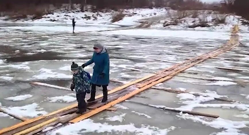 Человек шел через реку. Самодельная переправа в Кировской области. Переправа через реку. Самодельная переправа через реку. Дети переправляются через реку.
