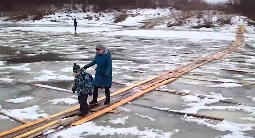 Мы перебрались через реку по зыбкому. Самодельная переправа в Кировской области. Переправа через реку. Самодельная переправа через реку. Дети переправляются через реку.