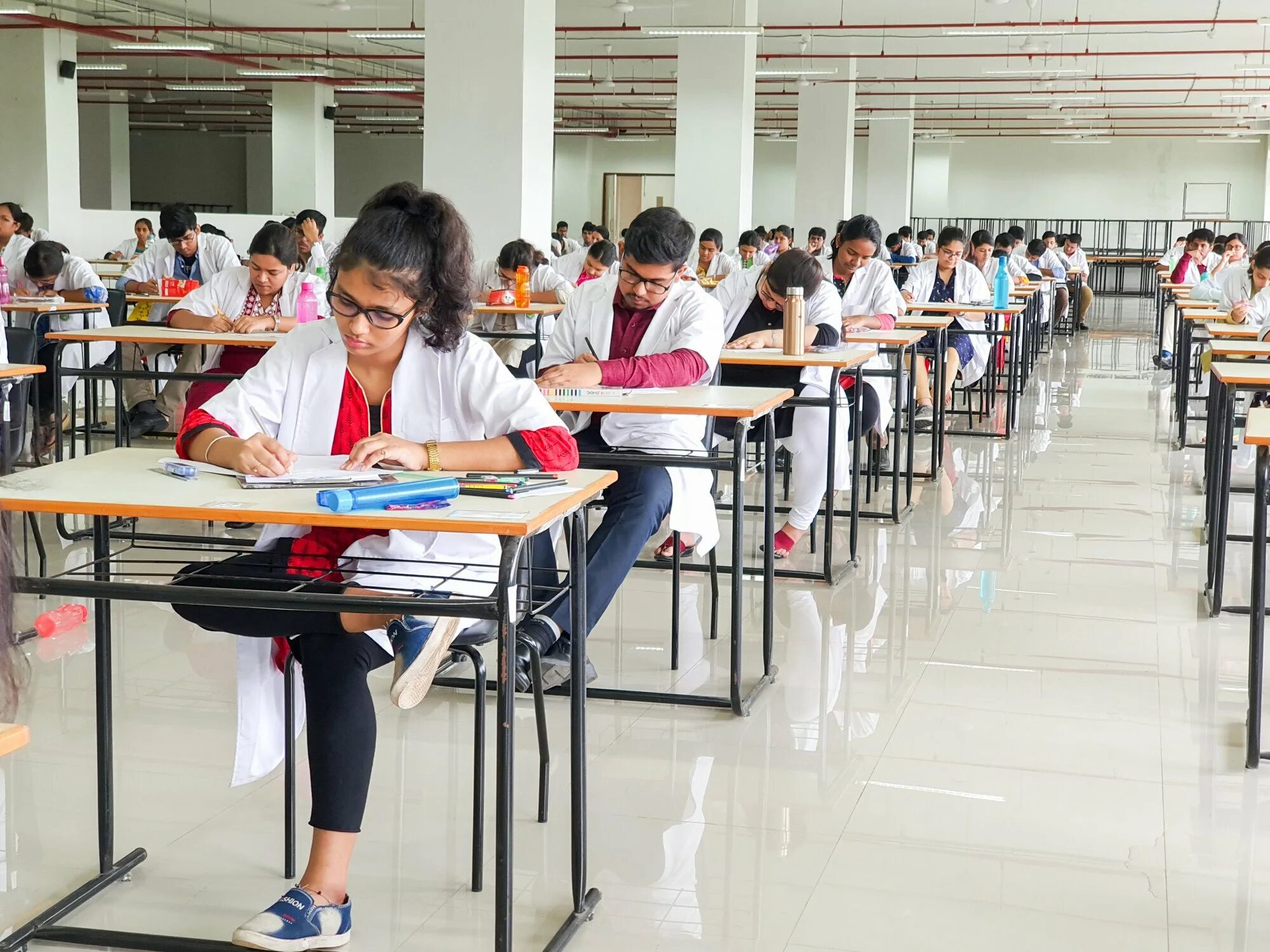 Entrance exam. Студенты Индии медики. Самый сложный экзамен в мире. Самый сложный экзамен в мире в школах. Индийский мед колледж.