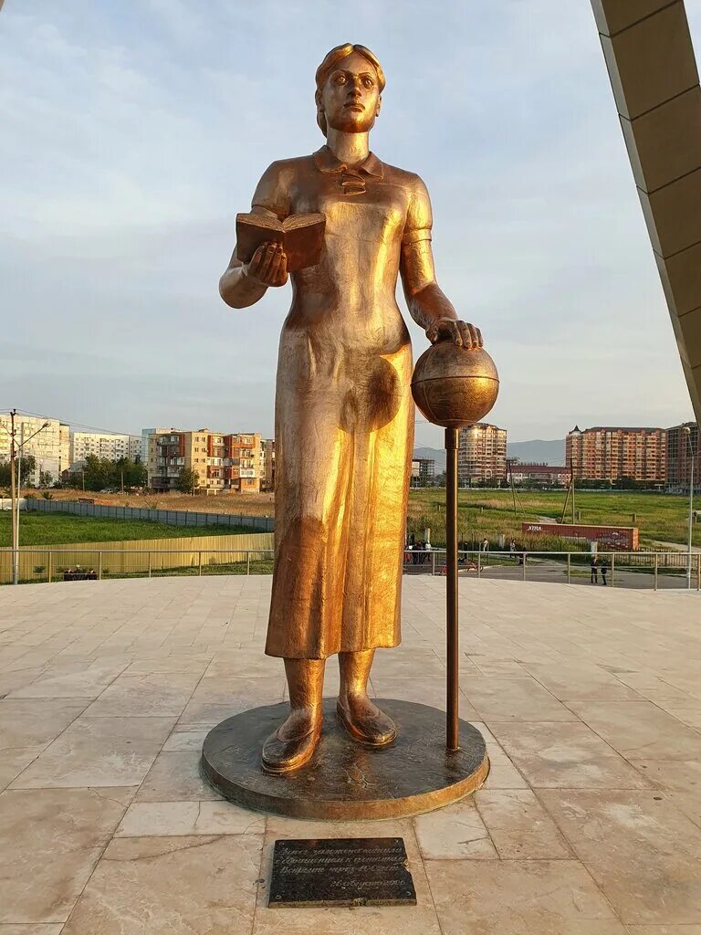 памятники махачкалы памятник русской учительнице. памятник русской учиительнице в мах. памятник учительнице в махачкале. дагестан памятник русской учительнице в махачкале. памятник русской учительнице в дагестане.