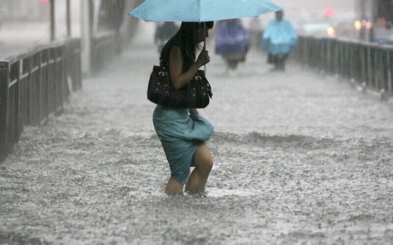 На улице была сильная. Ливень. Холодное дождливое лето. Небольшой дождь. Улица под дождем.