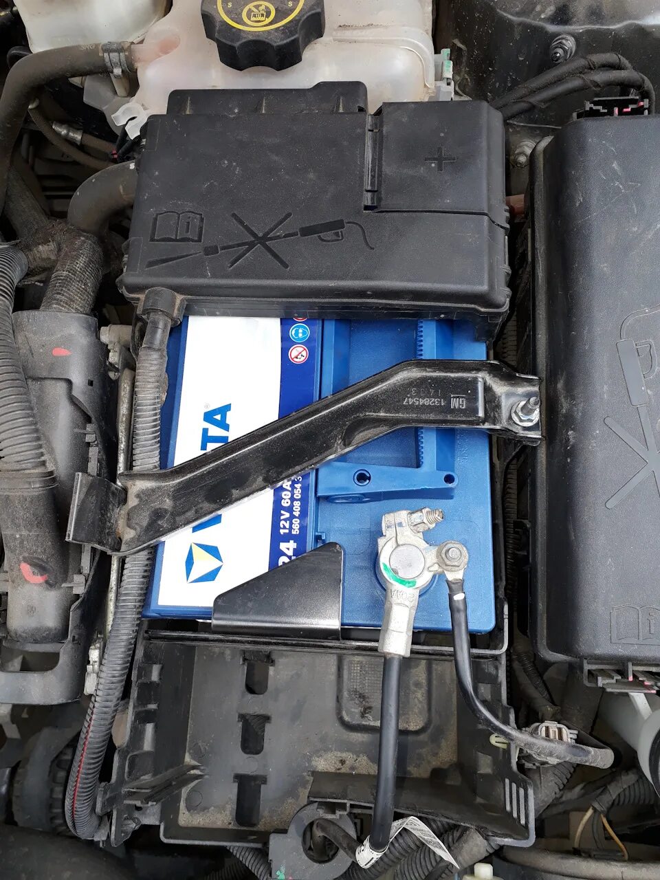 Аккумулятор круз. Chevrolet cruze 2012 1.8 аккумулятор. акб шевроле круз 1.6. chevrolet cruze 1.8 аккумулятор. chevrolet cruze 2013 аккумулятор.