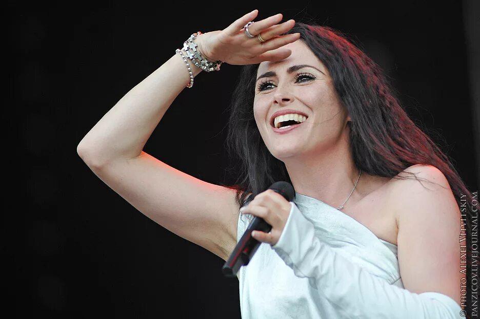 солистка within. солистка визин темптейшен шарон ден адель. шарон ден адель фото. шарон ден адель в молодости. солистка within.