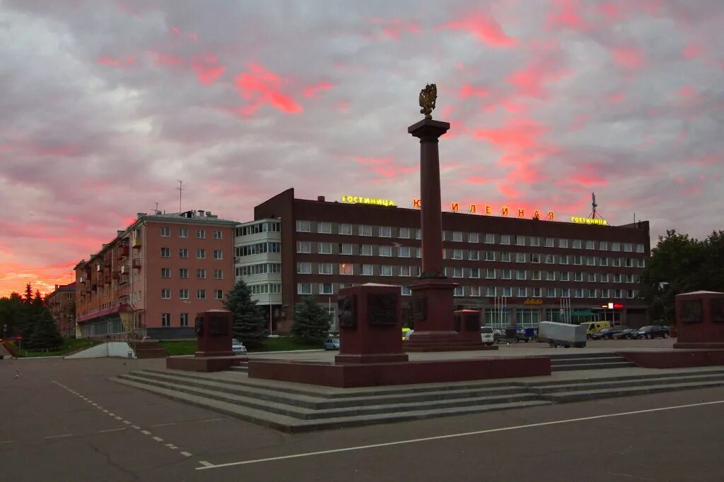 Великий пл. Великие Луки площадь. Площадь Ленина Великие Луки. Площадь Ленина города Великие Луки. Великие Луки центр города.