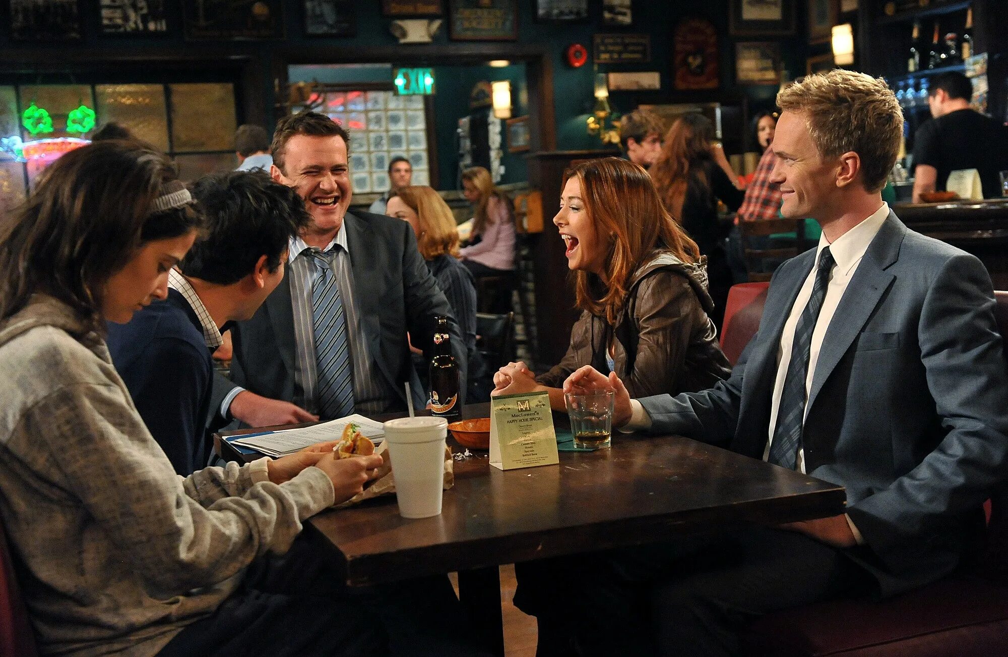 How i met your. Сериал how i met your mother. фильм как я встретил вашу маму. как я встретил вашу маму сериал бар. наоми кяввм.
