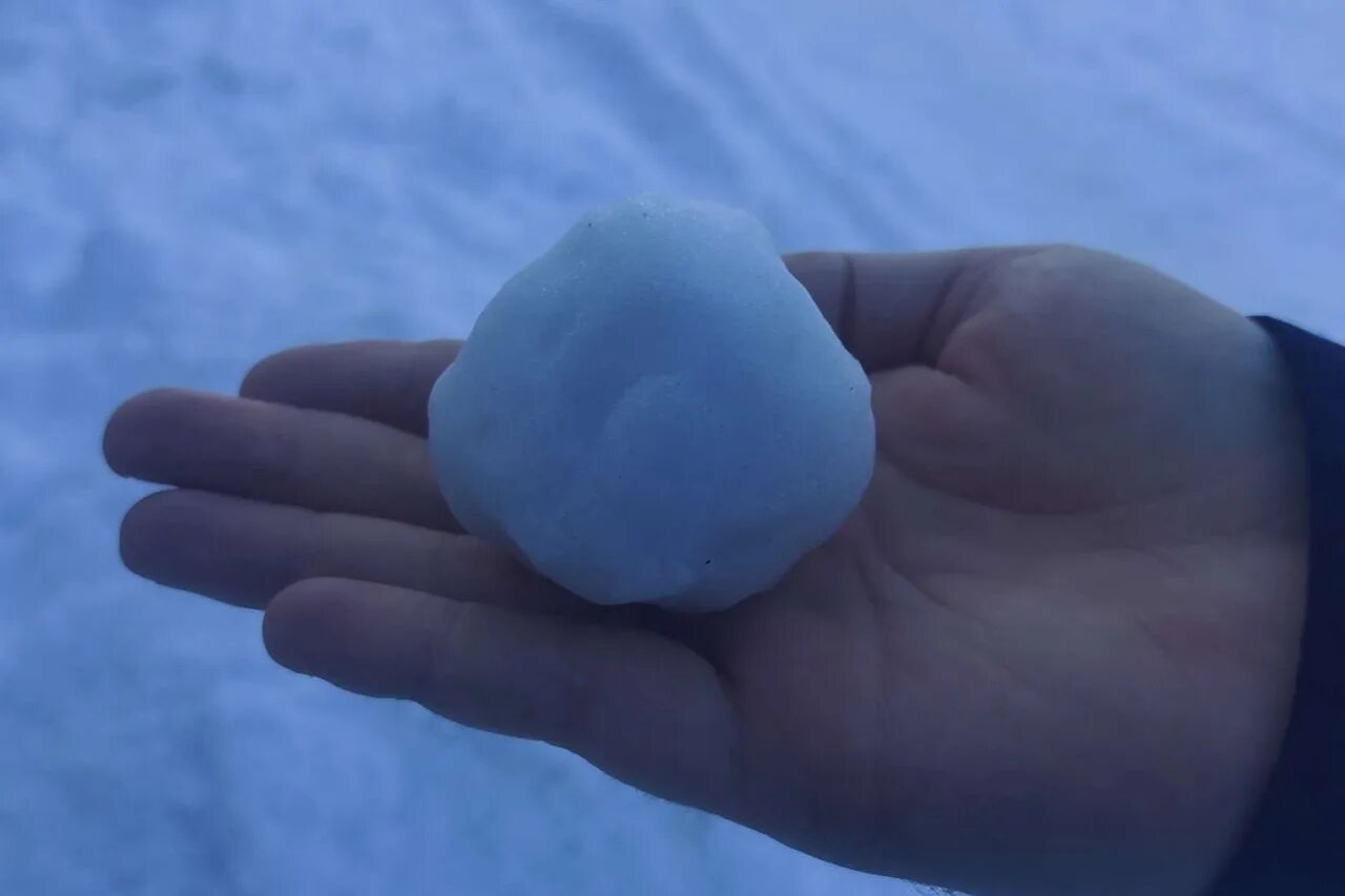 миша лепит снежок. кусок снега. комок снега. снежные комочки. снежки лепится.