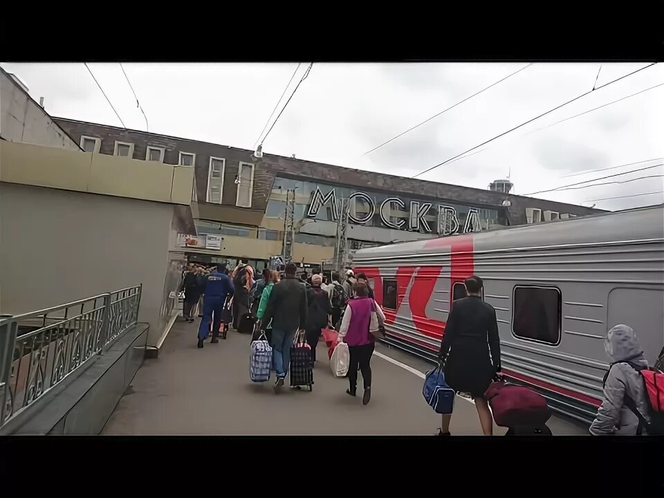 Приезд поезда москва. Павелецкий вокзал поезда. Москва Павелецкий вокзал поезда. Павелецкий вокзал платформы дальнего следования. Поезд Москва Павелецкая-Волгоград.