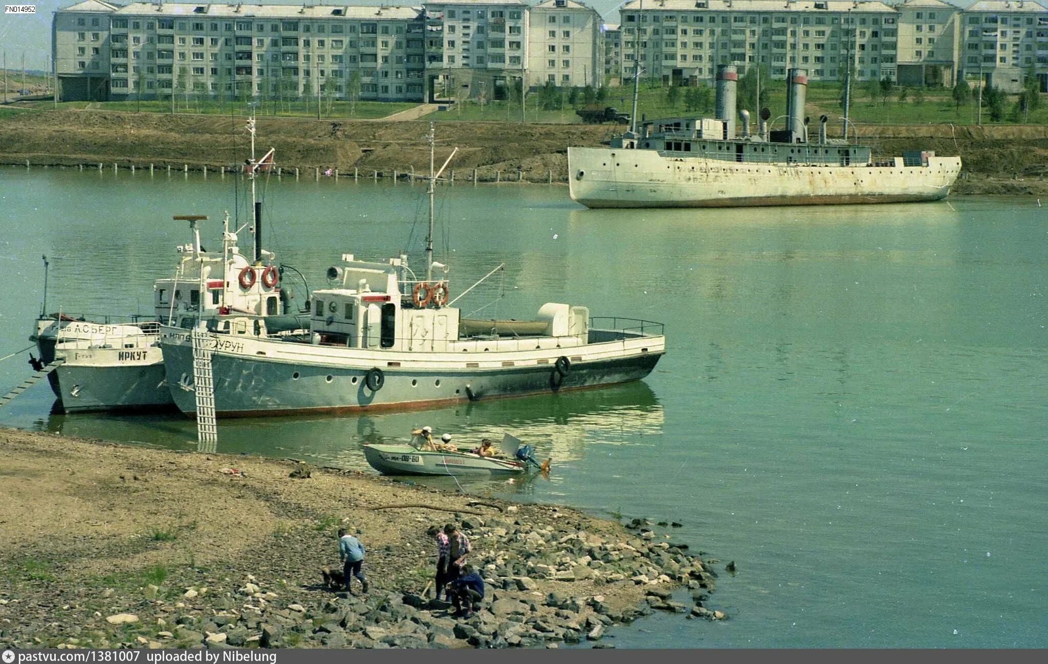 Ангара киренск иркутск. Ледокол Ангара в Иркутске. Корабль Ангара в Иркутске. Иркутск Ангара корабли затонувший. Солнечный Ангара в Иркутске.