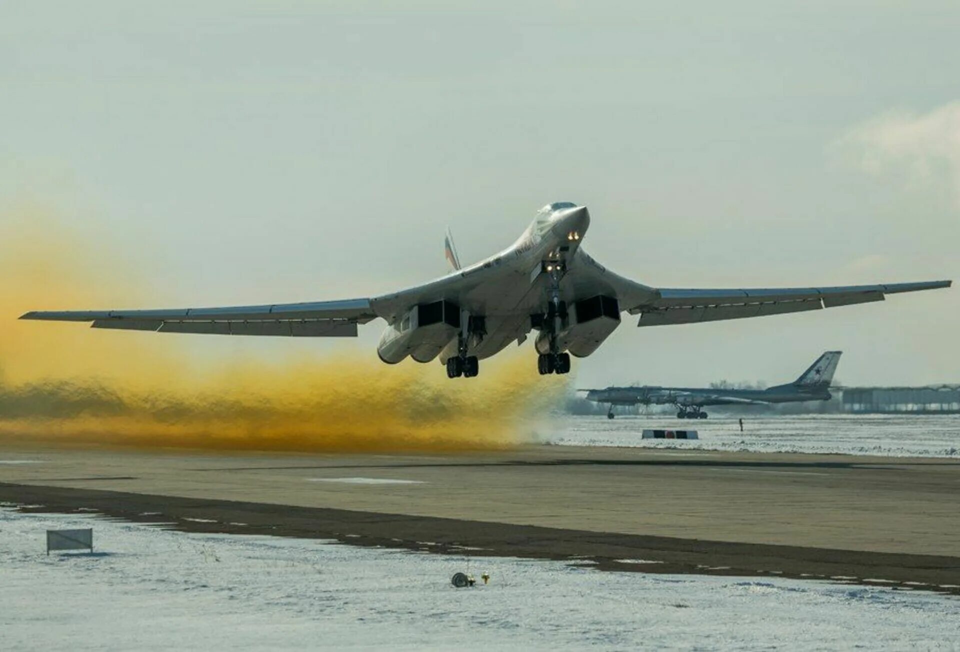 Ту-160м. Бомбардировщик ту-160м. Стратегический бомбардировщик ту-160. Ту-160м белый лебедь. Ту 160 сверхзвуковой характеристики