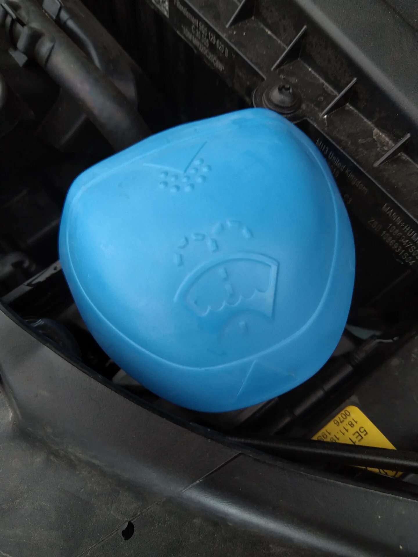 Крышка бачка омывателя ваз lada. Крышка бачка омывайки шкода октавия а7. Крышка бачка омывателя vag 6v0955485. A4 2014 заливная горловина омывателя. Vag 6v0955485 крышка.