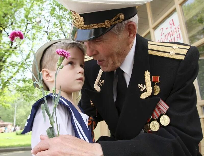 9 мая прадедушка. Ветераны и дети. День Победы ветераны и дети. Ветеран с внуком. Дедушка ветеран.