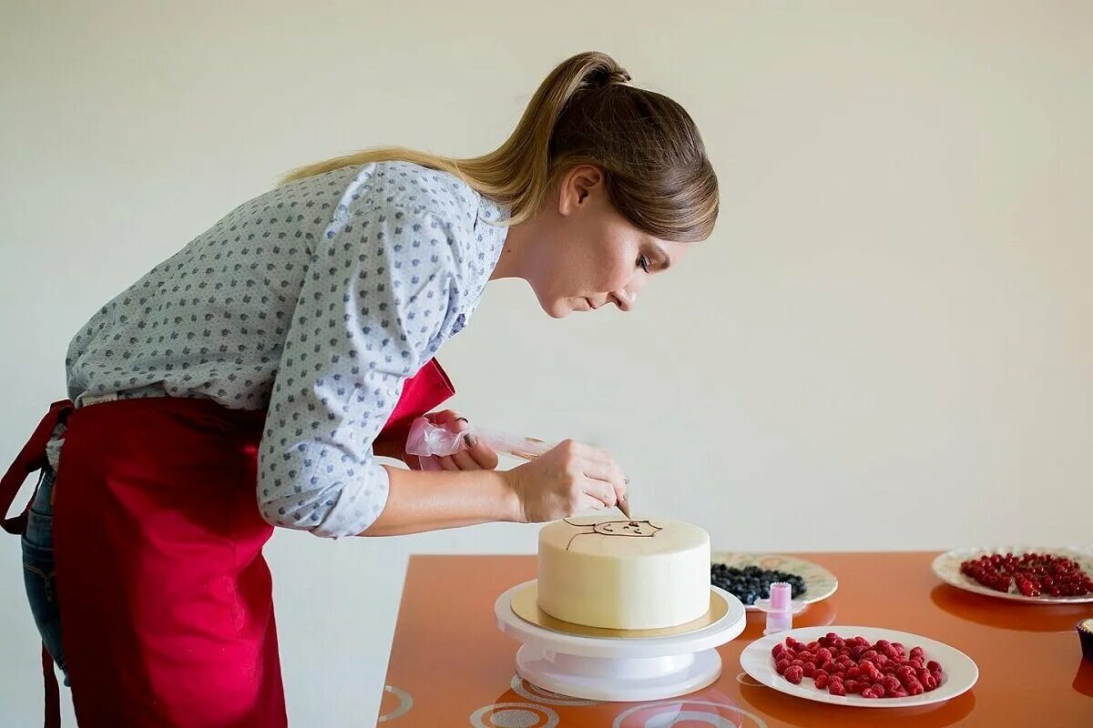 Preparing cake