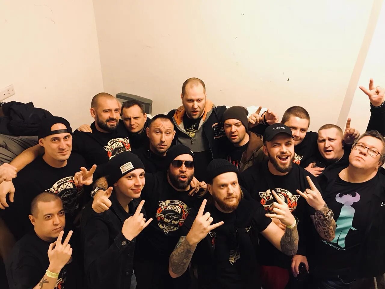 Состав группы 5 человек. Группа симпл плэн. Кавер группа модильяни. Viva группа вокальная. Вокальный ансамбль вива участники.