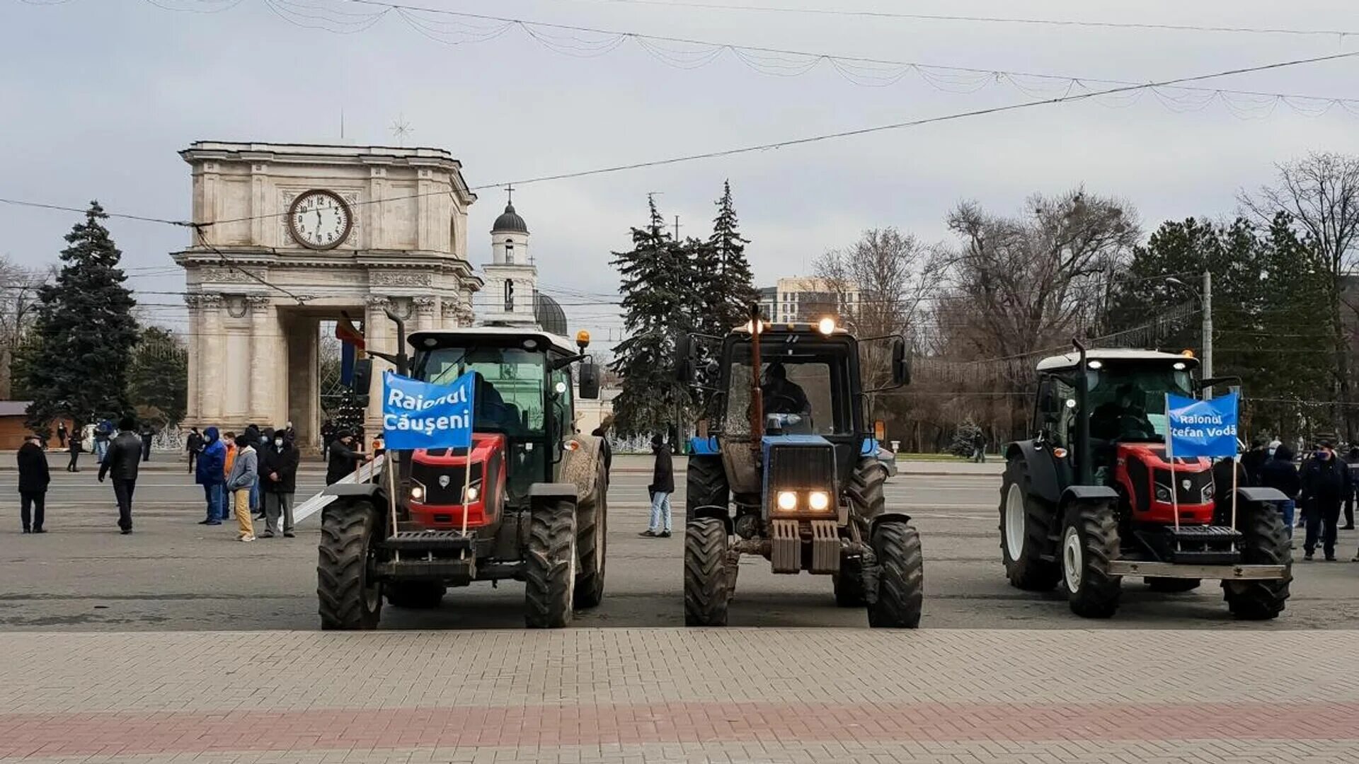 Тракторное движение. Молдова протест фермеров. Кишинев трактор. Площадь трактора. Молдова трактор фермер.