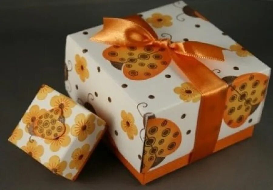 дизайнерская коробка для подарка своими руками. маленькая коробочка для подарка. коробочка для подарка. картонные подарочные коробки. маленькие коробочки для подарков.