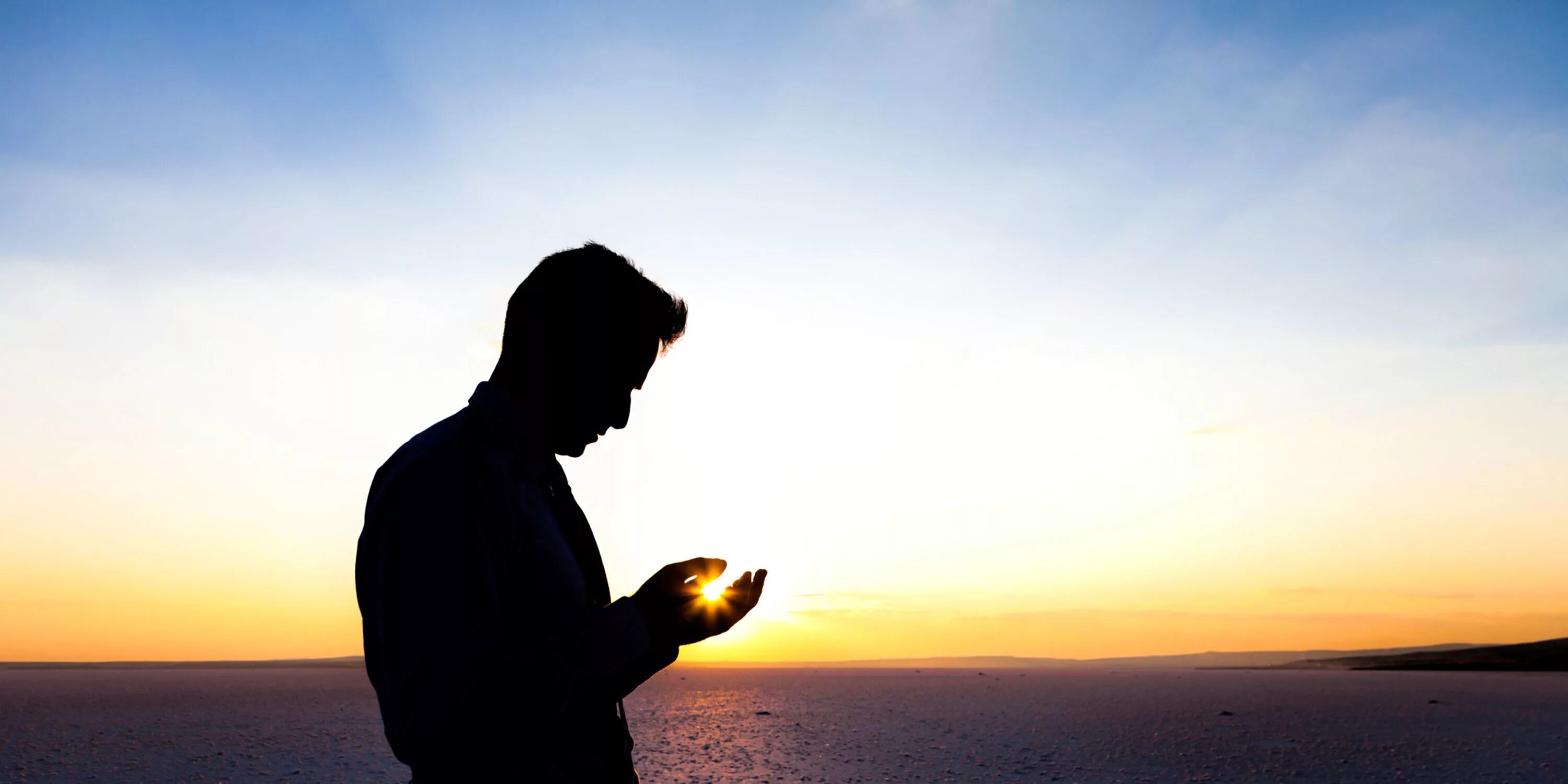 Руки во время молитвы. Человек молится. Человек молится на природе. Мужчина молится. Человек молится на фоне заката.