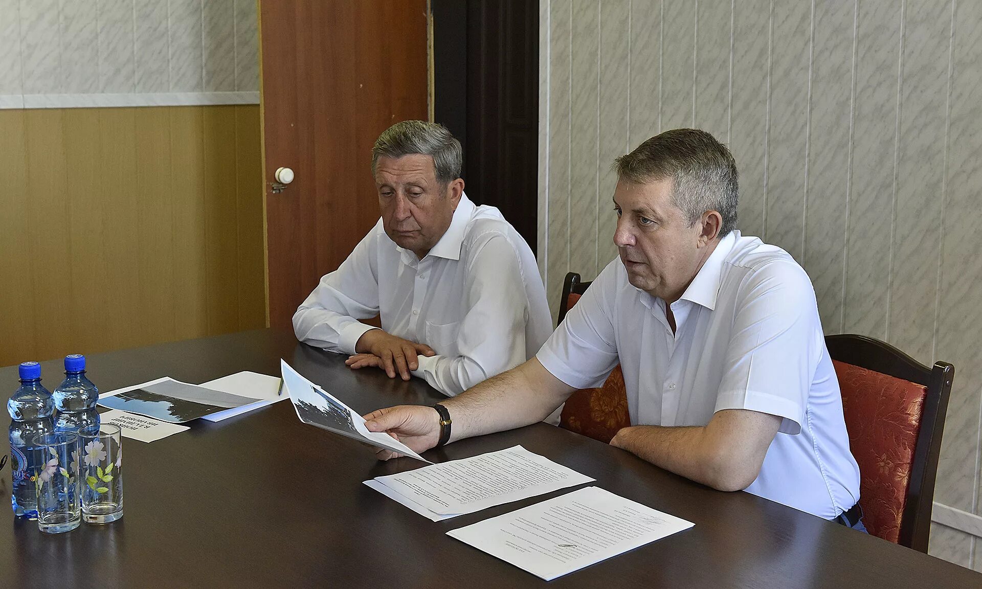 администрация карачев. стела навеки в памяти народной карачев. главы районов брянской области. школы карачева брянской области. карачев.