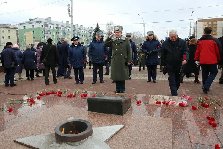 Возложение цветов к Вечному огню 23 февраля. Митинг ко Дню защитника Отечества. 23 Февраля Липецк. Митинг посвященный 23 февраля