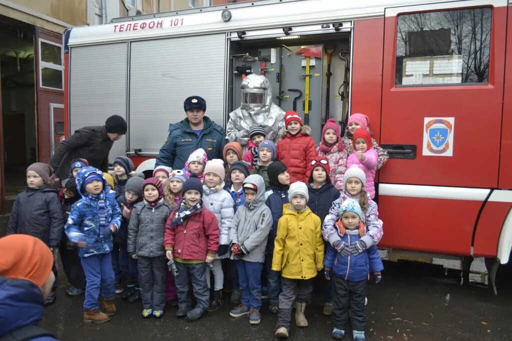Пожарная часть жулебино экскурсия. Экскурсия у пожарных. Учебный центр мчс экскурсии для детей. Экскурсия в пожарную часть. Мчс экскурсии для детей.