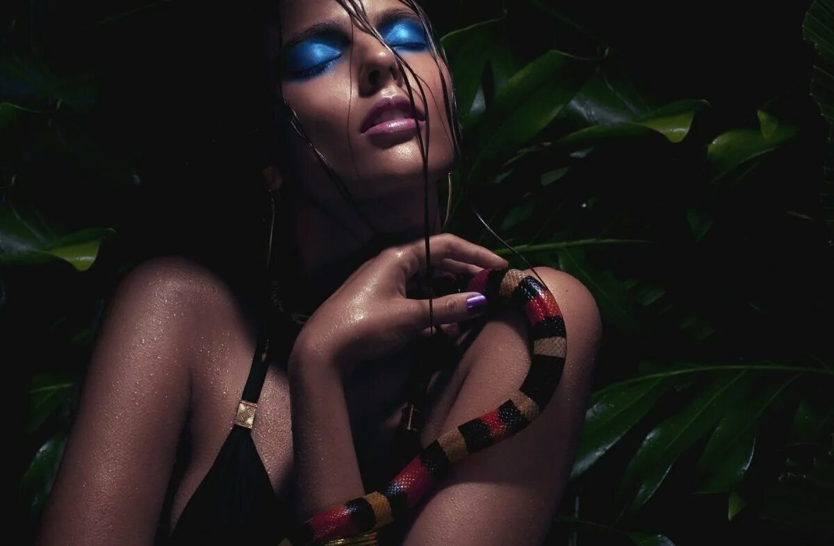 Негритянка в джунглях. Девушка змея. Красивые девушки со змеями. Девушка Кобра. Фотосессия со змеями.