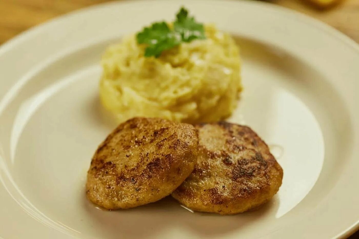 Котлета с пюрешкой. Котлета пожарская с картофельным пюре. шницель с картофельным пюре. картофельное пюре с котлетой. куриные котлеты с картофельным пюре.