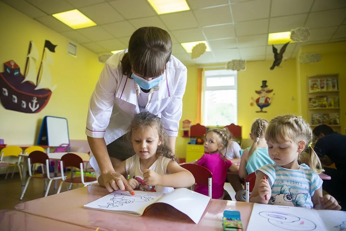 воспитатель детского ада. индивидуальные занятия с детьми в детском саду. ищем воспитателя в детский сад. дошкольное образование на ямале. повариха в детском саду.