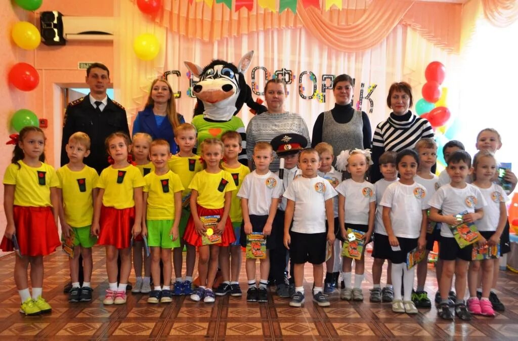 Светофор мультяшный. Макет светофора для детей. Название светофорчик. Детский сад светофорик октябрьский. Эмблема светофор.