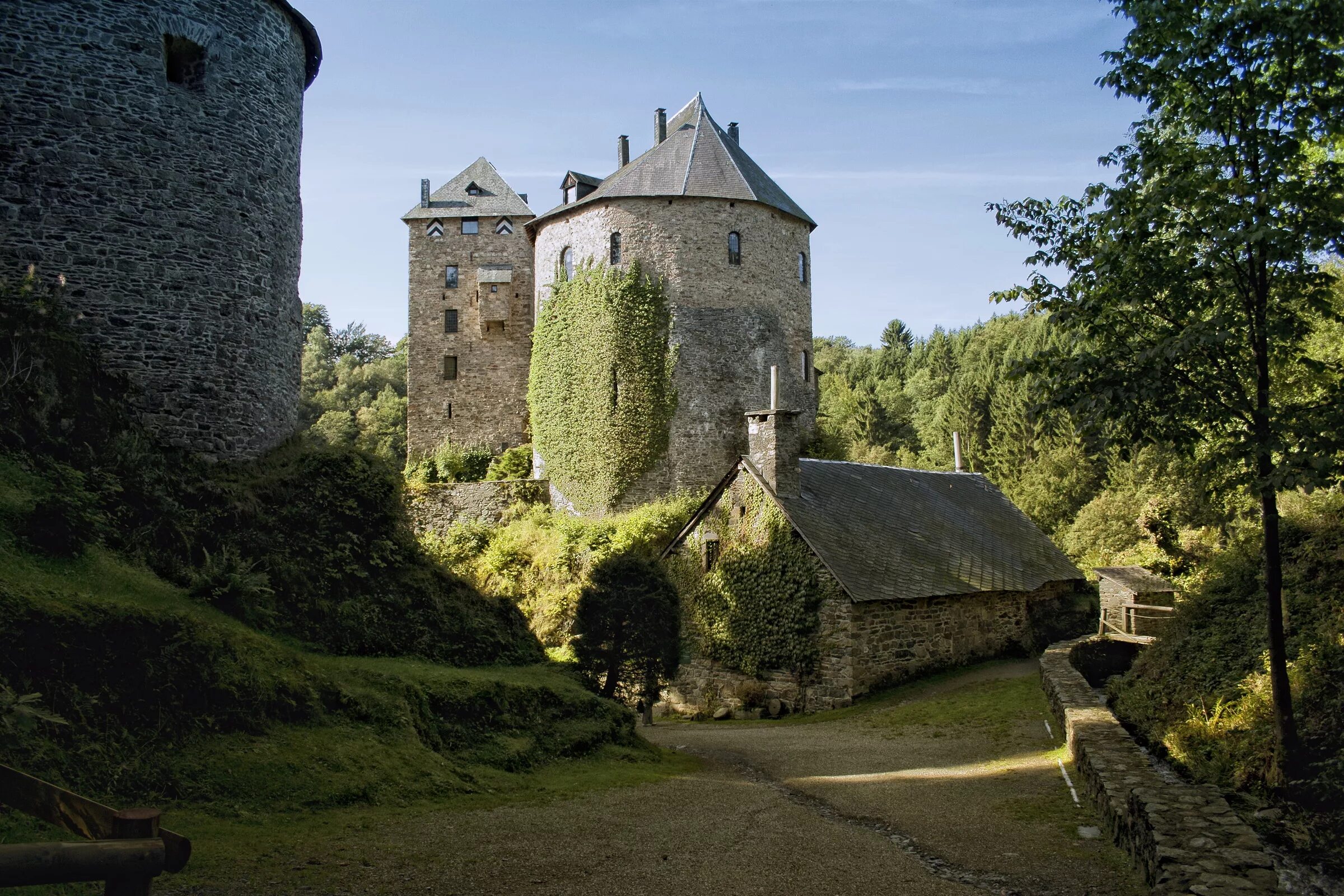 Известный средневековый замок. Замок Виссекерке Бельгия. Замок Вальзен, Бельгия. Замок Фолган. Замок Анвен.