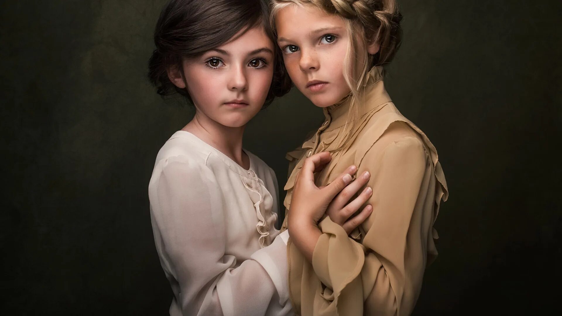 I like little girls. Паулина Дучман. Паулина Дучман фотограф. Фотограф Paulina Duczman. Две сестры фотопортрет.