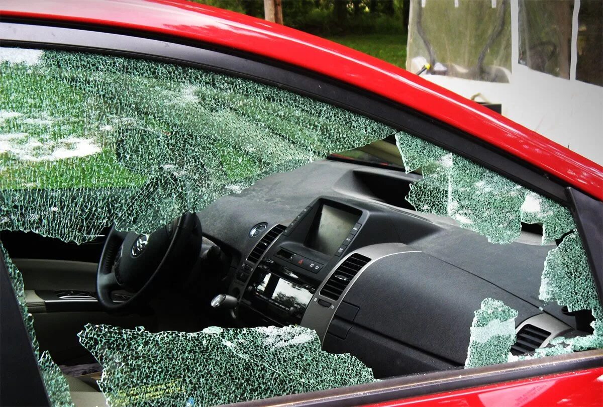 Разбитое стекло автомобиля. Разбитое автомобильное стекло. Разбитое боковое стекло автомобиля. Боковые стекла автомобиля. Боковые стекла своими руками