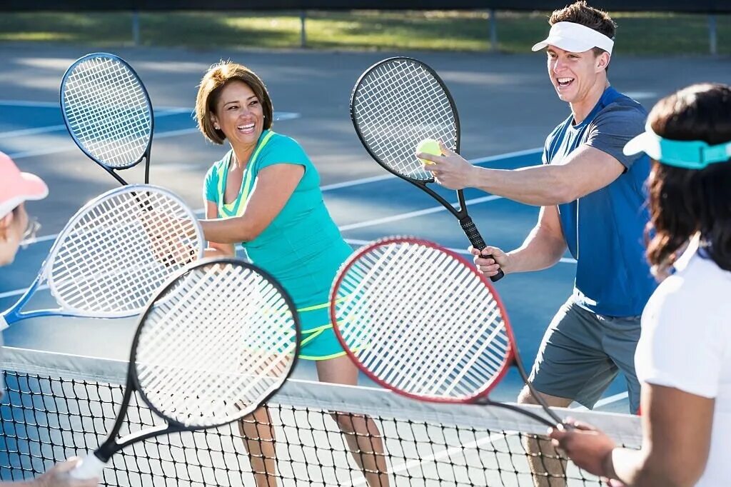 She plays tennis well. Теннисист тренер. Тренер по теннису реклама. Тренер по теннису Эдмон. Куликовская тренер по теннису.