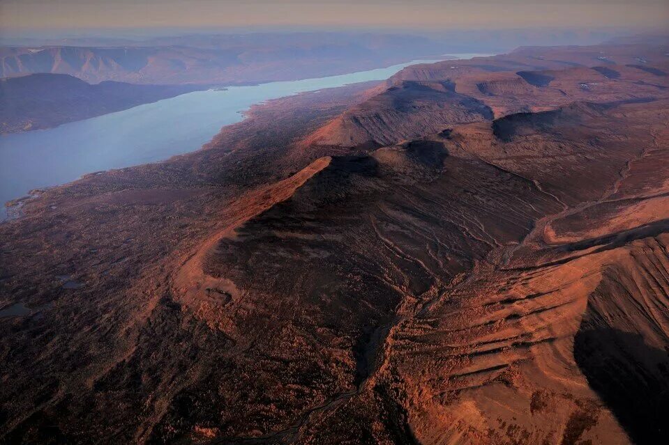 Край горы. Скала прекестулен озеро. Гора-клифф. Утес язык тролля. Норвегия гора прекестулен.