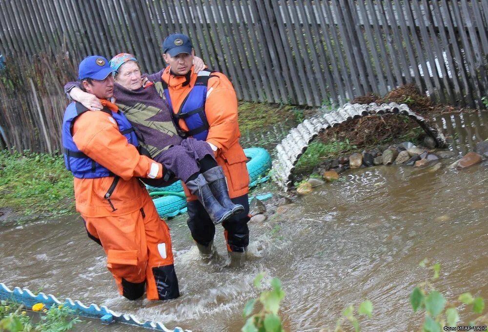 МЧС России спасение людей наводнения. Наводнение спасательные работы. Спасение людей при наводнении МЧС. МЧС спасает людей при наводнении.