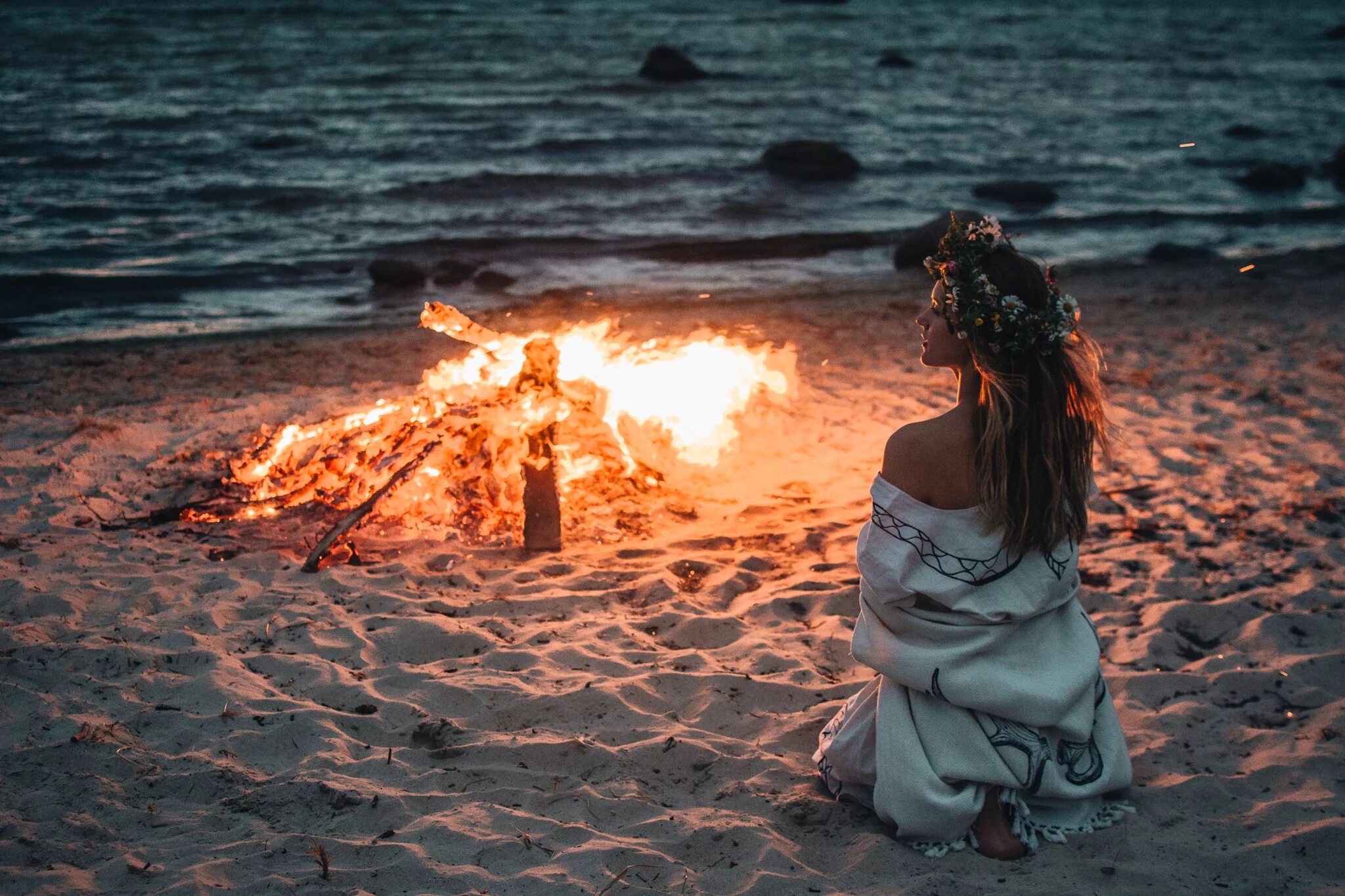 Песня горят вокруг огни купаемся в любви. Девушка у костра. Фотосессия с огнем. Огонь и море.