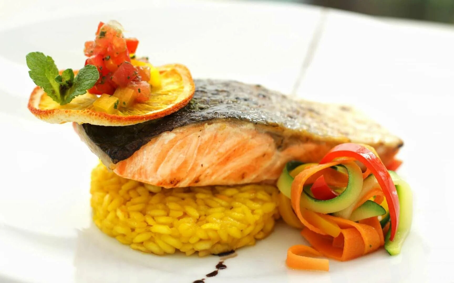 Подача блюд из рыбы. Современные блюда из рыбы. Скумбрия сибас. Рыбная тарелка на банкет. Рыбная тарелка ассорти.