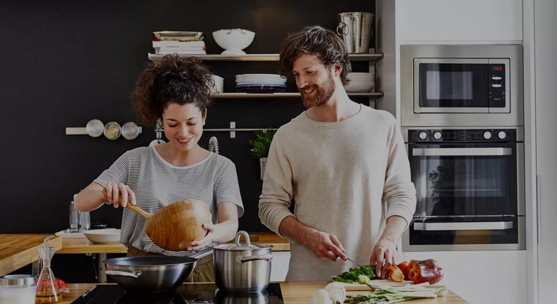 2 we in the kitchen. Люди на кухне. 2 Человека на кухне. Человек готовит. Семья на кухне.