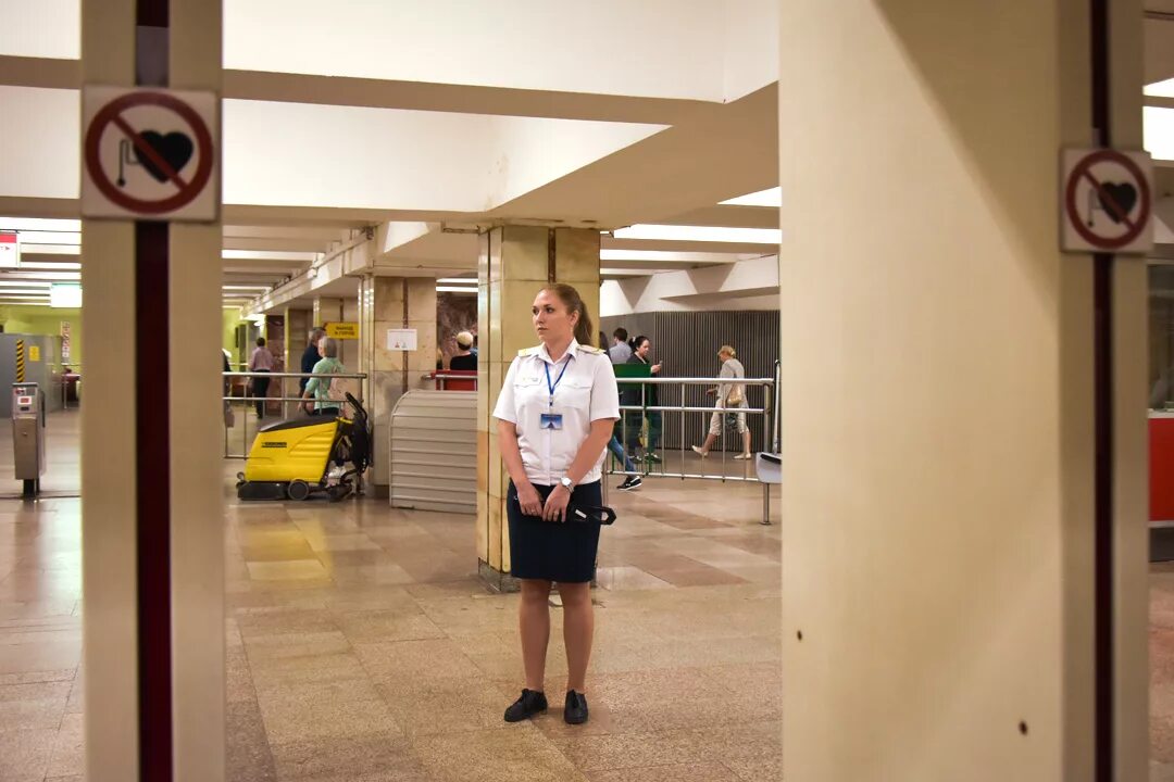 Контролер кпп на предприятии. Контролер метрополитена новосибирск. контролёр в метрополитене. контролер кпп.