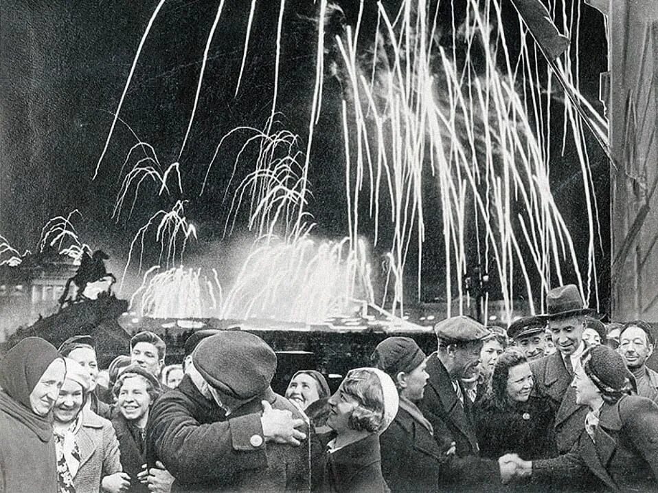 Салют победы в ленинграде 1945. 27 января салют в ленинграде. Салют победы в ленинграде 1945. Салют победы в ленинграде 1945. Салют снятия блокады ленинграда 1944.