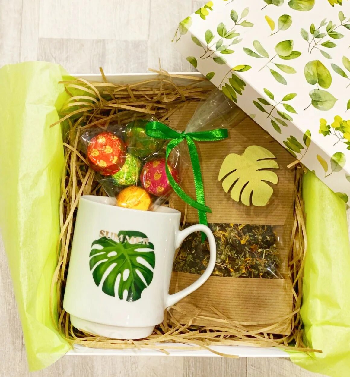 Чай с чашкой подарочный. Подарок с чаем и кружкой. подарочный набор чашка с чаем. подарочный набор чай и конфеты. подарочный набор с кружкой.