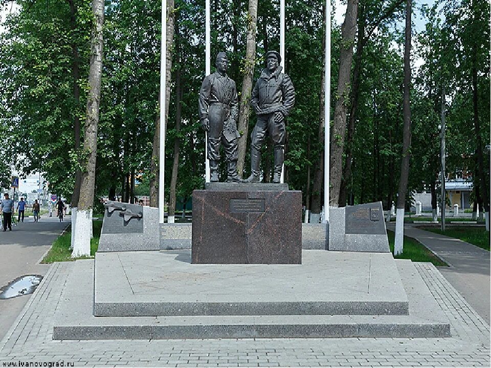 Иваново полка нормандия неман. Памятник эскадрилье "«нормандия — неман» иваново лежневская. Памятник летчикам полка «нормандия-неман». Памятник летчикам полка «нормандия-неман». Памятник летчикам полка нормандия-неман иваново.
