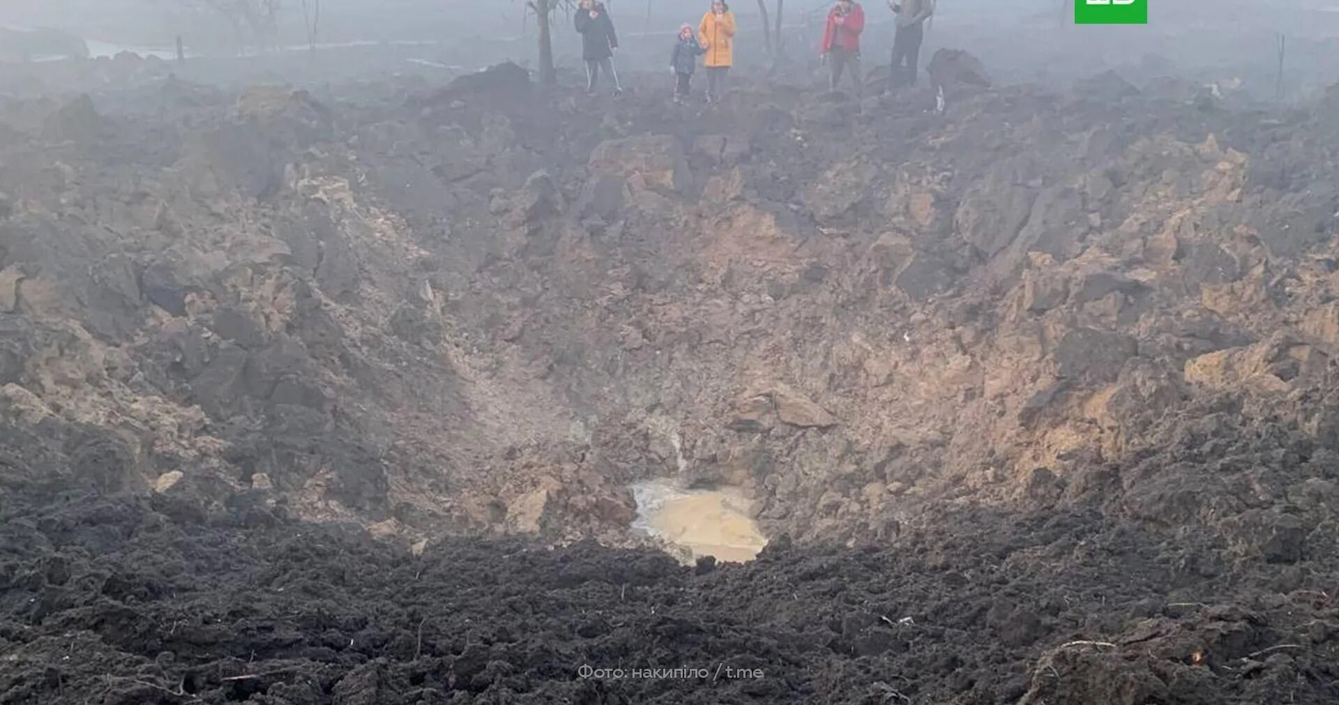 Харьков без света и воды сегодня. Огромная воронка от авиабомбы. Воронка от ракеты. Воронка от с300. Воронка от ракеты Калибр.