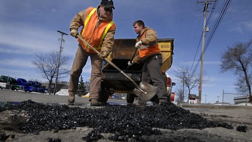 Дорожные работы. Строитель дорог. Кладут асфальт. Дорожный рабочий. Repair roads